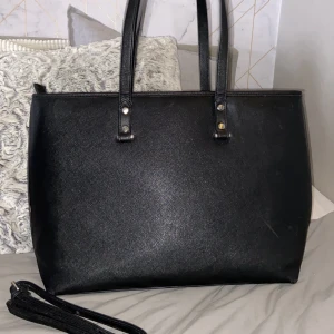 Svart stor väska - En svart stor väska från new yorker som har används ett fåtal gånger. Säljer pga av att jag har köpt en annan väska. 