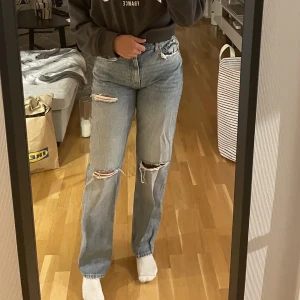 Jeans med hål från GINA TRICOT  - Riktiga jeans med hål från Gina Tricot. Storlek 36 och knappt använda. Helt nytt skick. Jag är 169 och längden är perfekt. 