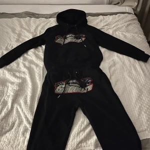 Trapstar tracksiut  - Trapstar dress i nyskick.Storlek:S Pris kan diskuteras vid snabb affär. 