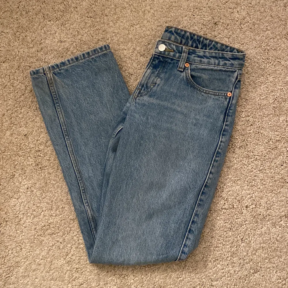 Säljer dessa ursnygga lågmidjade jeans från WEEKDAY i modellen Arrow💞De är i storlek 25/32 och passar mig som är 172 och även kortare. Orginalpris 590kr, säljs för 250💕. Jeans & Byxor.
