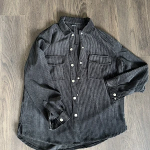 Vårjacka - Helt oanvänd jacka från Gina Tricot i ribbat material.   Rensar ur min garderob från en hel del oanvända kläder🌼 Kika och se om du ser något mer i min profil som du gillar så skickar jag med det till dig också!😊 Fler kläder kommer! 