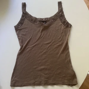 Brunt spets linne - jätte gulligt brunt figursytt spetslinne! Säljer pga inte kommit till användning 💘 Helt ny! Strl M men passar nog även S. Skriv privat för frågor eller bilder mm!