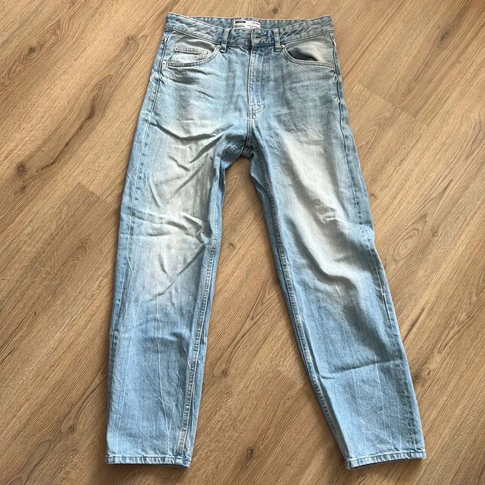 Säljer ett par blå berskha jeans för att de är försmå för mig. Inte mycket använda då jag köpte fel storlek. Storlek står på den sista bilden. 200kr elelr bud. Jeans & Byxor.