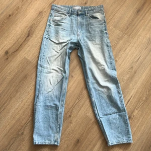 Jeans - Säljer ett par blå berskha jeans för att de är försmå för mig. Inte mycket använda då jag köpte fel storlek. Storlek står på den sista bilden. 200kr elelr bud