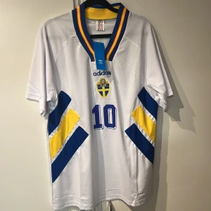 Sverige Vm 94 tröja Size L  - Sverige vm 94 tröja Size L med Dahlin , helt ny och lappar på  Mycket bra kvalite och skick