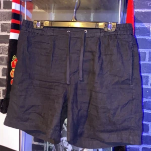 Shorts - Shorts från zara Använda 1 gång men för små för mig Färgen Marinblå, i ett skönt tygmaterial, Inköpta för ca 400kr 