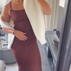 Klänning - Snygg brun klänning med öppen rygg🤍storlek M, men sitter som en S💌helt ny o aldrig använt! 