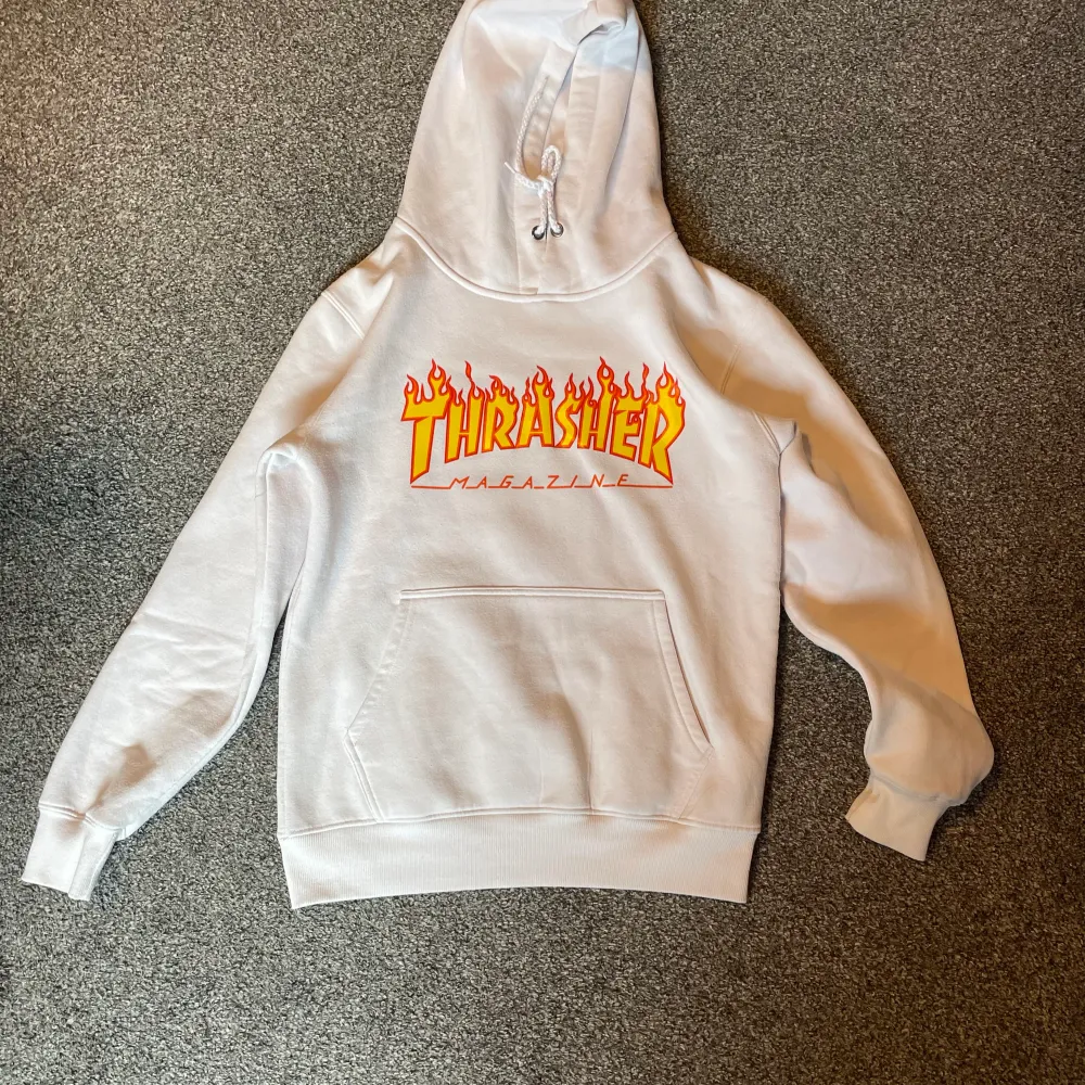 Iprincip helt oanvänd thraser hoodie. Väldigt fint skick, osäker på storlek med skulle säga storlek S. Kostar ca 1200kr ny, säljer för 700kr. . Hoodies.