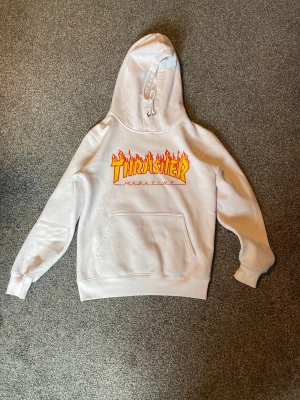 Thrasher hoodie - Iprincip helt oanvänd thraser hoodie. Väldigt fint skick, osäker på storlek med skulle säga storlek S. Kostar ca 1200kr ny, säljer för 700kr. 