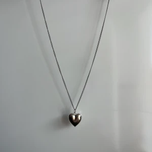 Hjärthalsband - Hjärthalsband i silverfärg! Välj längd på halsband själv!