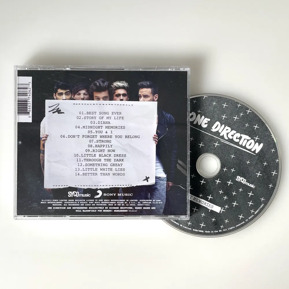 Tryck på köp nu!!  One Direction Midnight Memories album på CD. Köpt från Bengans, nypris 99kr. Skivan är spelad fåtal gånger är i nyskick.  Fodralet har en liten spricka på baksidan men är inget man märker av. Säljer då jag har två stycken.. Övrigt.
