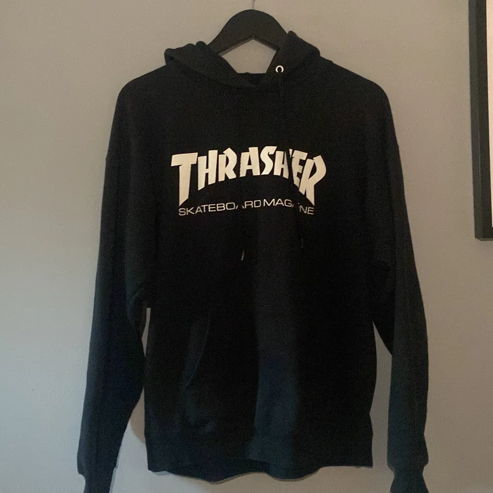 Svart Thrasher hoodie med vit text. Nypris: 1250kr. Hoodies.