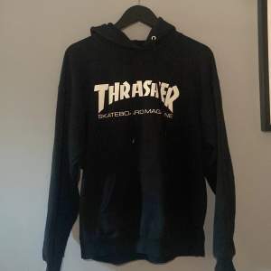 Svart Thrasher hoodie med vit text. Nypris: 1250kr