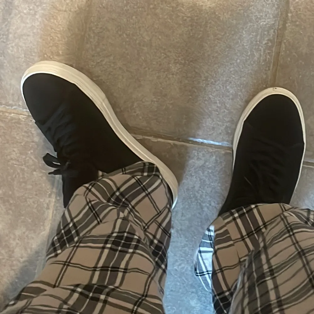 Super sköna sneakers från selected homme i storlek 44. Använt några få gånger, då jag fick exakt likadana i present nyligen. Inga deffekter, perfekt skick. Det svarta materialet är i mocha.. Skor.