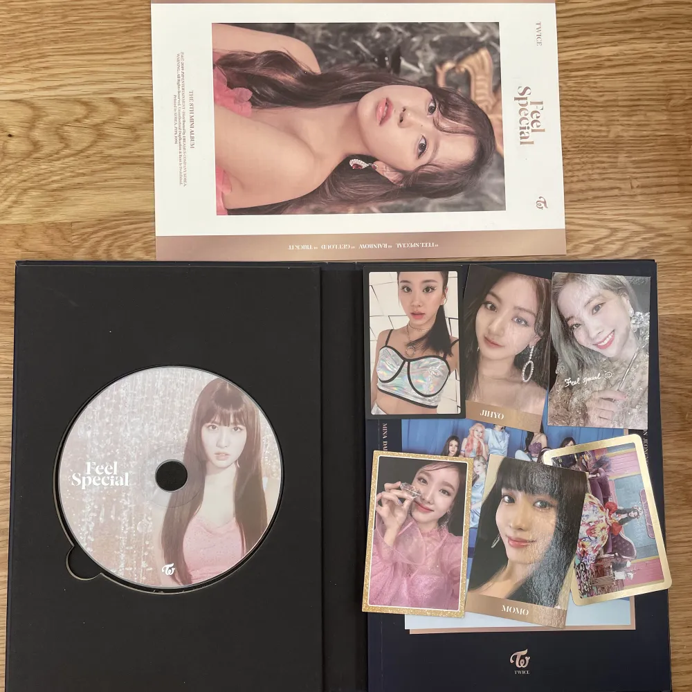 säljer nu av ”gamla” kpop-album o hitta denna PÄRLA för dig som scoutar TWICE -photocards! priset gäller hela albumet inkl photocards+tracklist!  (nypris bengans 349kr) . Övrigt.