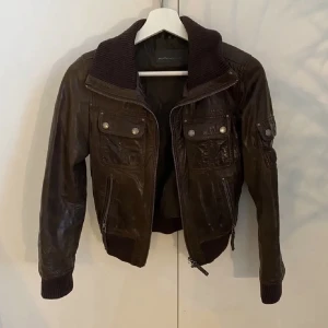 Brun skinnjacka  - Brun skinnjacka från RockAndBlue då den inte kommer till användning. Först till kvarn!😊