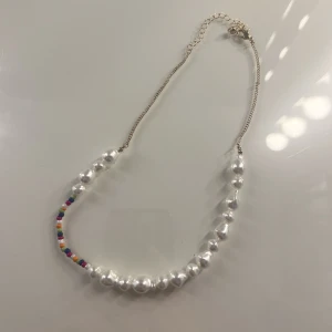 Halsband😍 - Säljer detta superfina och somriga halsband som jag tror är köpt på BikBok som tyvärr inte kommer till användning. Använt kanske en gång❤️