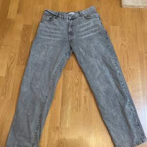 Ett par gråa loose jeans i storlek 31/32 från woodbird. Sitter riktigt bra o skjuts bekväma. Inga deffekter.