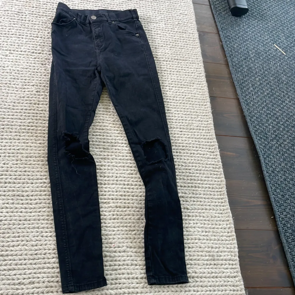 Ett par svarta jeans. Från dr demin . Jeans & Byxor.