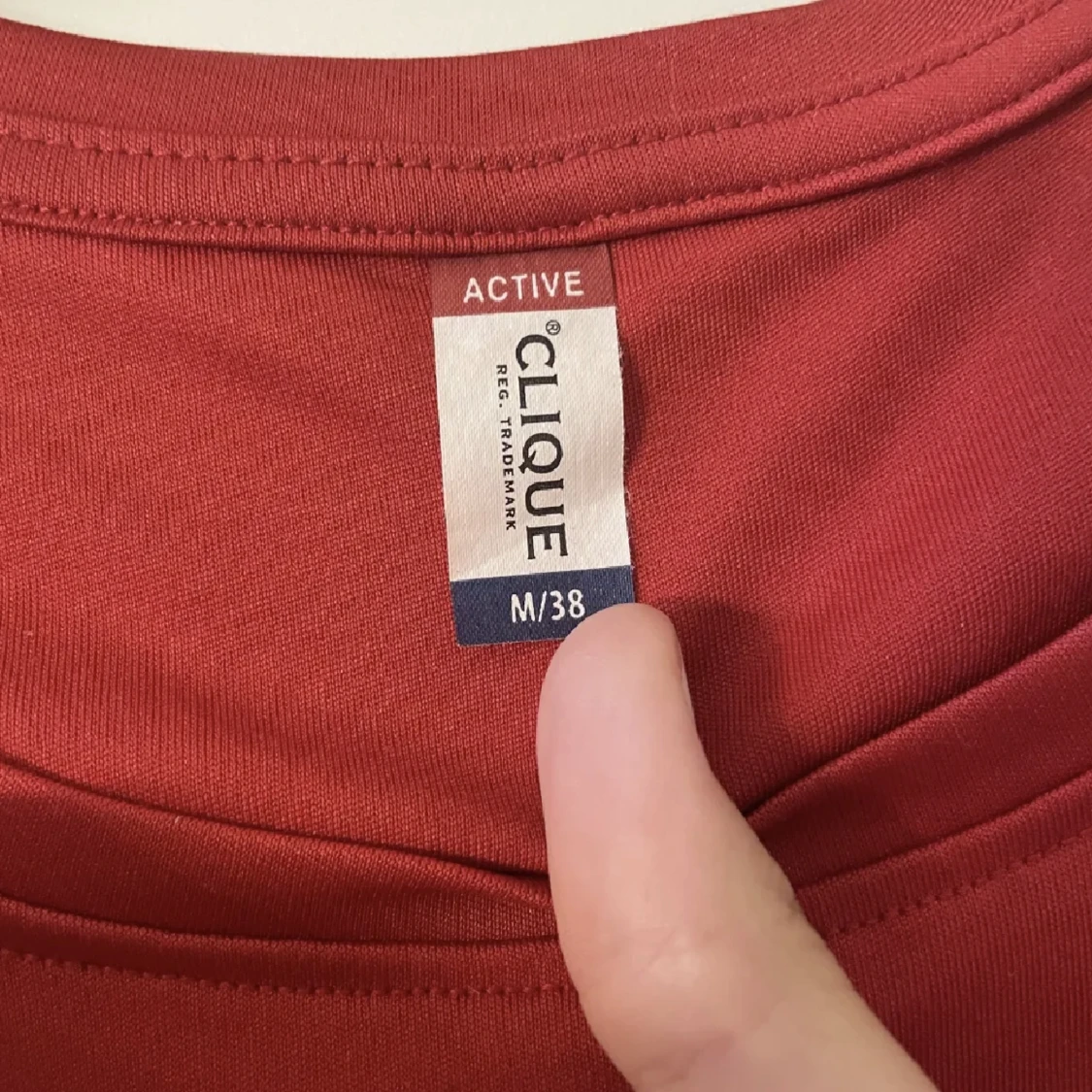 Två st röda tröjor  - 91