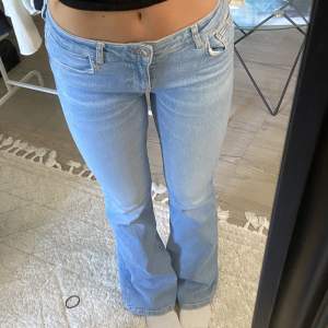 Lågmidjade jeans från zara, aldrig använda men hunnit ta bort prislappen så kan inte skicka tillbaka. 