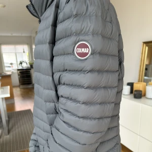 Colmar jacka  - Tja, hösten närmar sig snart och passar då på att sälja min nästintill oanvända colmar jacka i en riktigt fräsch färg. Jackan har inga defekter då den knappt använts. Jackan är i strl 50 och passar dig som vanligtvis har S/M. Öppen för alla frågor. /Axel 