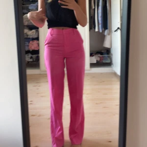 Rosa kostymbyxor  - Super coola rosa kostymbyxor, aldrig använda 