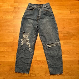 jeans från prettylittlething  - boyfriendjeans med hål från prettylittlething