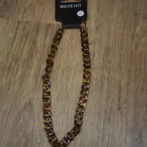 Ett halsband som är plastigt fick i en överraskningspåse aldrig använt kostar igentilgen 60kr