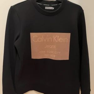 Calvin Klein tröja  - Sweatshirt från Calvin Klein i storlek xs. Använd Max 3 gånger av mig så fint skick. Frakt ingår i priset :)