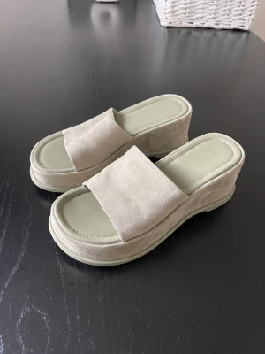 Höga tofflor  - Platåskor från H&M, helt oanvända! Säljer då de inte kommer till användning 💖