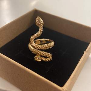 Jättefin guldig ring som är formad som en orm🫶🏻 säljer p.g.a att den inte används