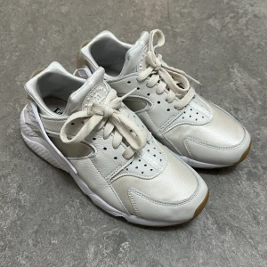 Nike skor  - Nike sneakers som är använda några få gånger Beiga och vita