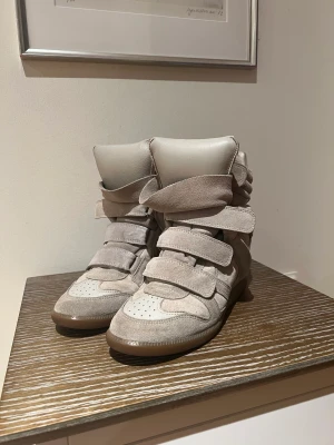 Isabel marant  - Säljer mina älskade Martants då jag precis köpt ett annat par i en annan färg. Dom är använda några få gånger och är i superfint skick💕storlek 40 men är väldigt små i storleken så passar mig perfekt som har 38 i vanliga fall (Kartong och dustbag ingår)