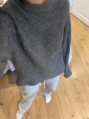 Stickad tröja💕 - Stickad tröja inför hösten, ganska använd💕