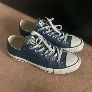 Jätte snygga låga blåa läder converse. Älskar verkligen dessa skor men de är tyvärr för små på mig. Jätte bra skick. Köptes här på plick. Storlek: 39 Säljer: 300kr