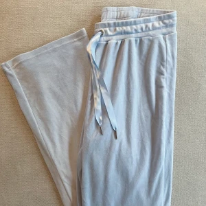 Mjukisbyxor - Mjukisbyxor i sammet från GinaTricot i utmärkt skick, använd fåtal gånger. Jättefin ljusblå färg. Storlek S. Pris 60kr