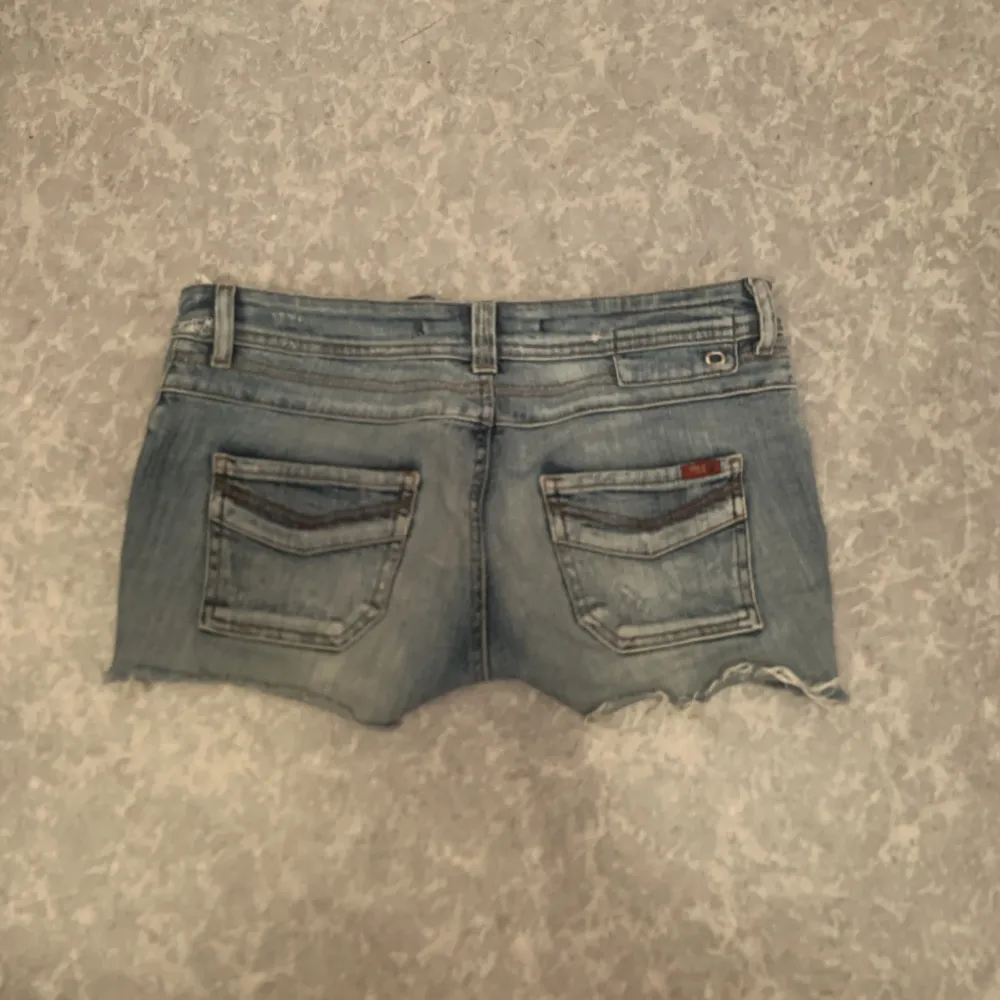 Säljer dessa sjukt snygga lågmidjade shorts i storlek 32, passar XS/S💕. Jeans & Byxor.