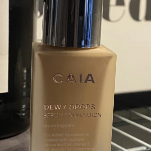 Dewy drops foundation caia 20W - Säljer pga fel färg…  nypris 345 kr🌟