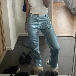 Byxa - Så coola raka ”skinn” byxor i blå skimrig färg från NA-KD. Aldrig använda så i nyskick. Frakt ingår i priset 🥰