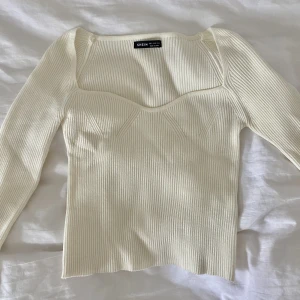Stickad topp - Söt stickad topp i S, knappt använd Cremevit!!