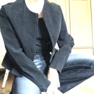 Äkta mockajacka - Svinfet äkta mockajacka i boxig modell, märkt strl xxl eftersom det är en MC-jacka och antar att då ska den sitta tight. men passar alltså de flesta storlekar! 