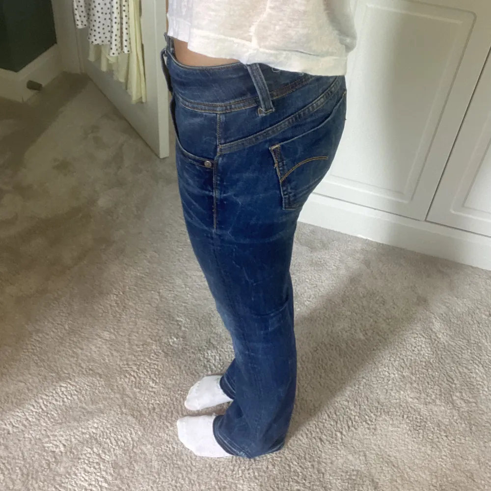 Bootcut jeans som tyvärr har ett litet hål på sidan, men det är inget som syns som man kan se på bild 3🌸jag är 169. Jeans & Byxor.
