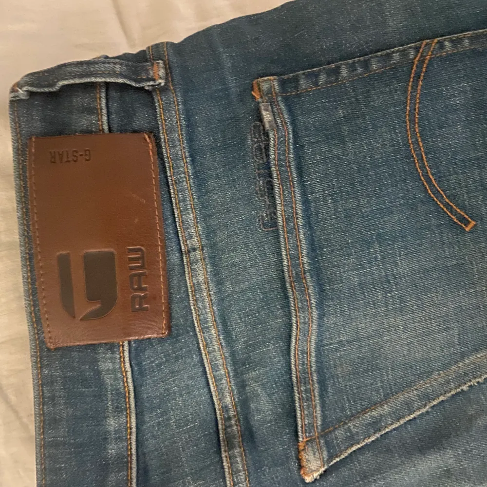 G star jeans använt skick ett märke på bild 3. Med knappgylf . Jeans & Byxor.