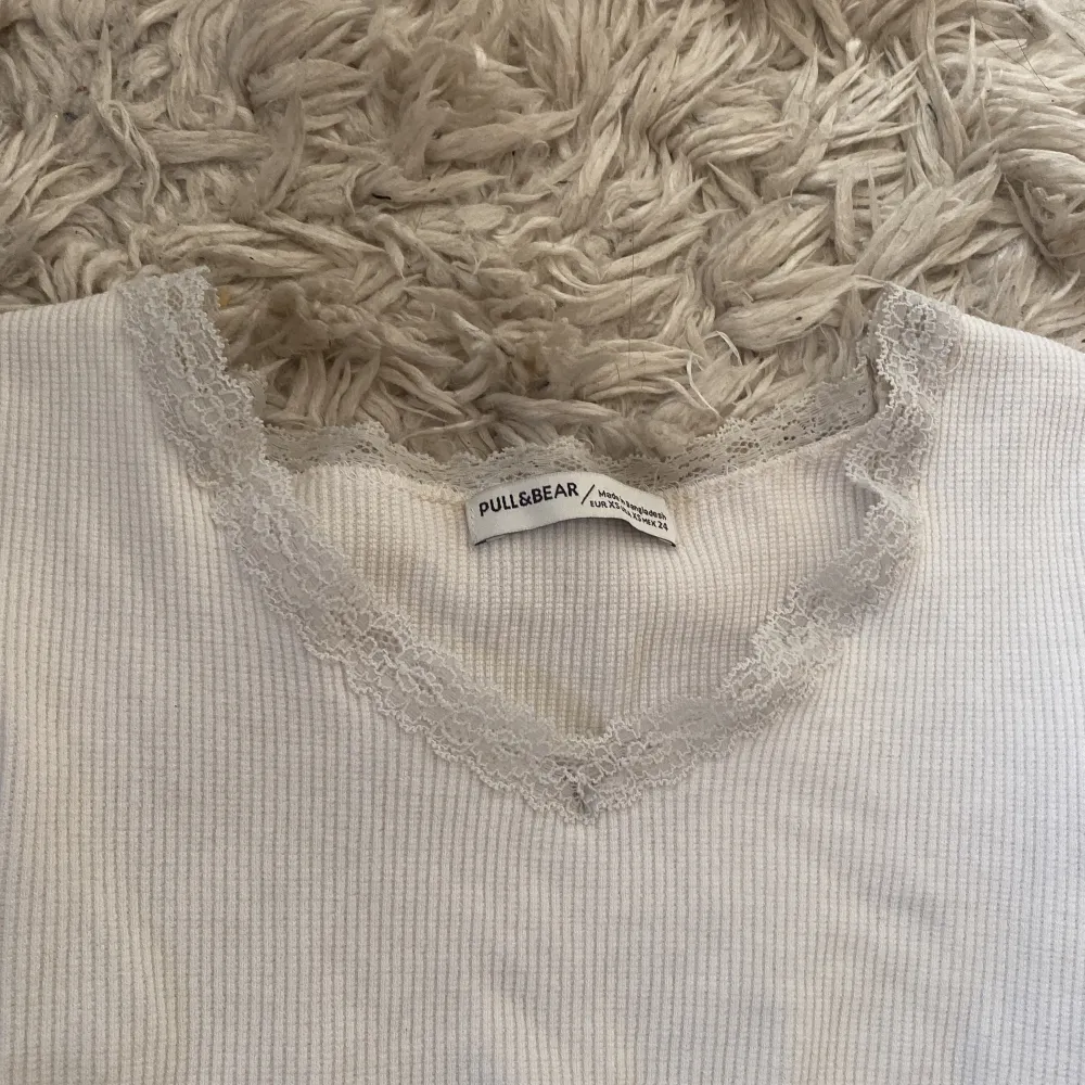 Pull&bear croppad ribbad t-shirt. T-paidat.