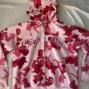 Named collective - Säljer min rosa hoodie från named collective. Hoodien är knappast använd, alltså i mycket bra skick. Inga köp via appen💕