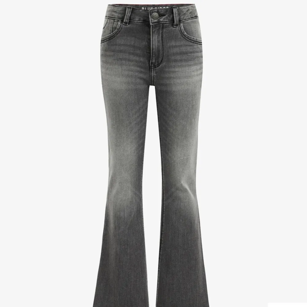 As snygga och super sköna jeans från Zalando, på andra bilden är det i en annan färg men dom jag säljer är ljusare 🌟 Om ni har frågor skriv💋🪩🌟 Nypris: 509kr . Jeans & Byxor.