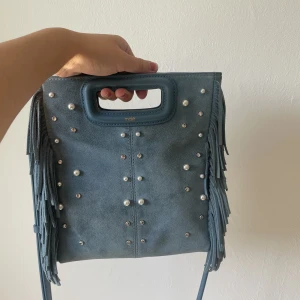 maje väska - säljer min maje väska i mocka som inte alls använts mycket då den köptes i början av sommaren 🤩nypris ca 3500kr! pris går att diskutera! hör av er vid frågor eller intresse😆☺️🫶