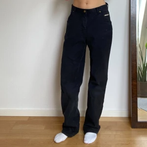 Svarta raka jeans - Svarta högmidjade raka jeans från Deluca🎀 Ca 38 passar även 36, jag är 167 cm. Lite stretch så passar även större än 38. snygga att vika ner i midjan för mer midwaist. Köpta second hand, ändå bra skick,  slitning på lappen där bak vid midjan