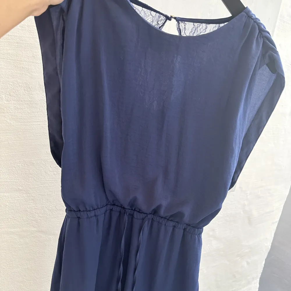 Säljer denna super fina marinblåa klänning💙den är använd fåtal gånger så är som ny! . Klänningar.